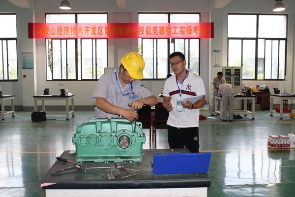 6071569484417832.jpg 減速機(jī)檢修拆裝現(xiàn)場(chǎng).jpg